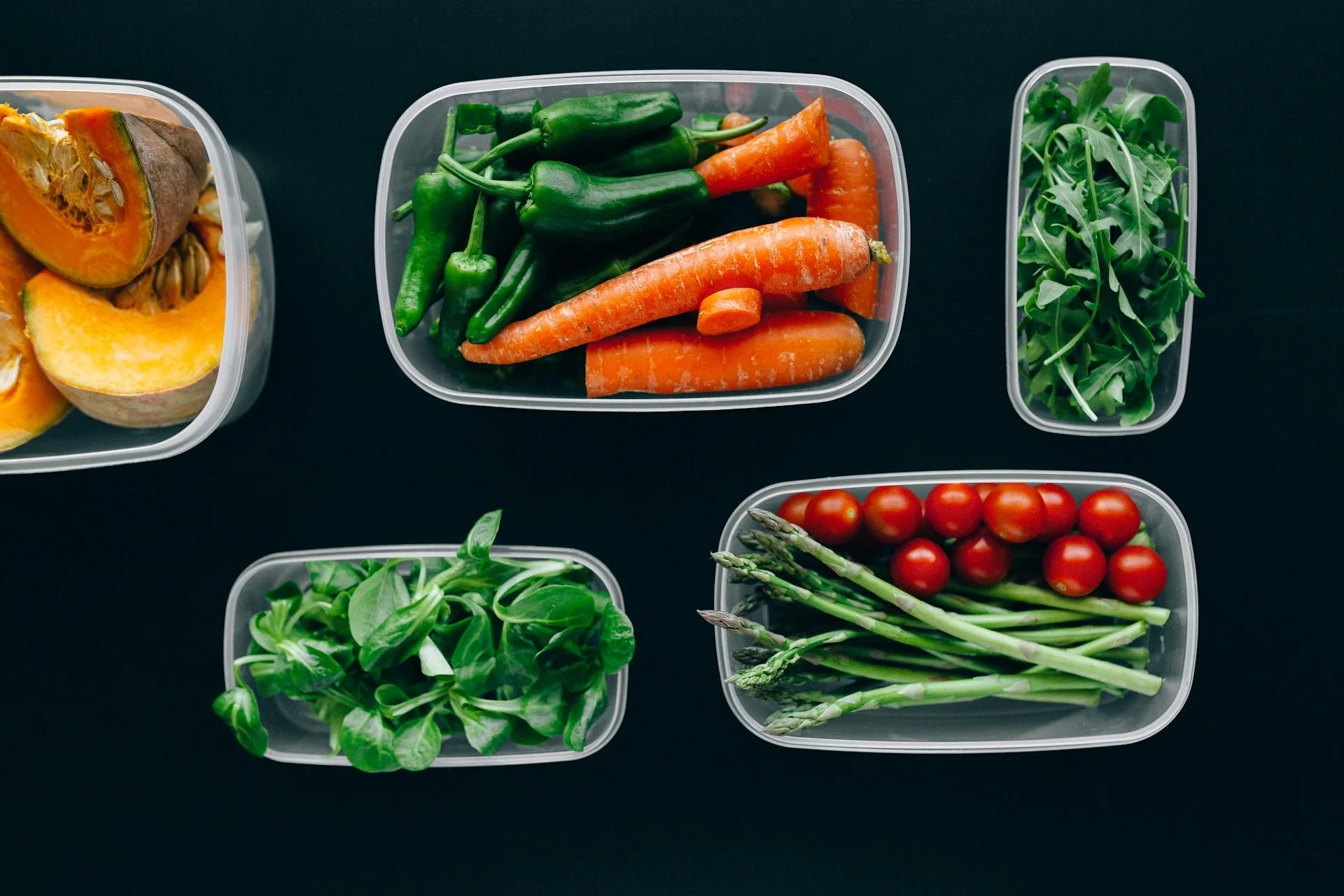 Hvad er de bedste fremgangsmåder til at opbevare kager i en engangsplastikæske for at forhindre, at de bliver bløde eller beskadigede?