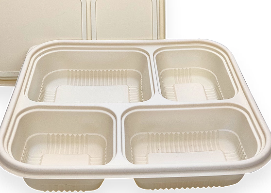 Hvordan er en madbakke i plast sammenlignet med en madbakke i træ med hensyn til pletbestandighed?